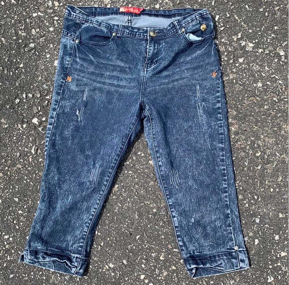 Apple Bottoms Vintage Acid Wash Y2K Capri Jeans with Embroidered Back Pocket